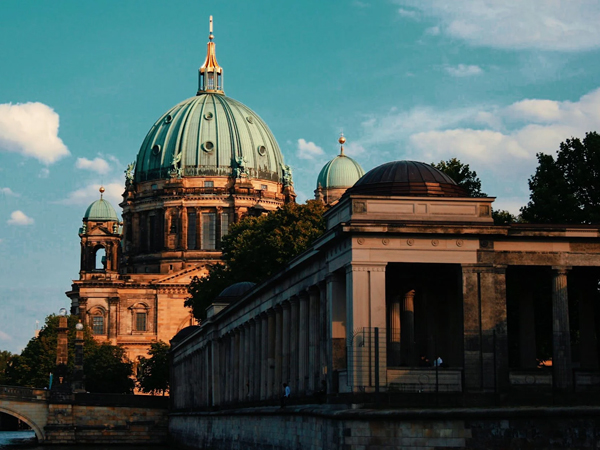 free walking tour berlin night